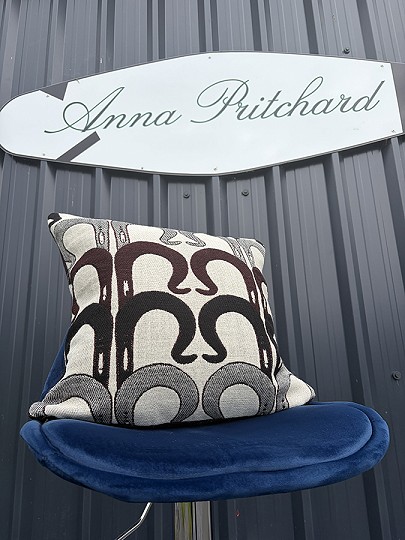 clustog ar gadair gyda arwydd Anna Pritchard uwchben