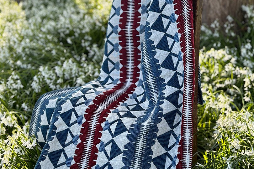 Gwellau a Cribau Blue, Red and Ecru