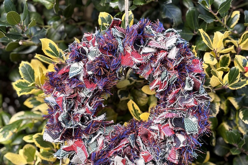 Wreath Wedi ei gwneud yn defnyddio darnau o'r carthenni gwahanol i greu torchen unigryw